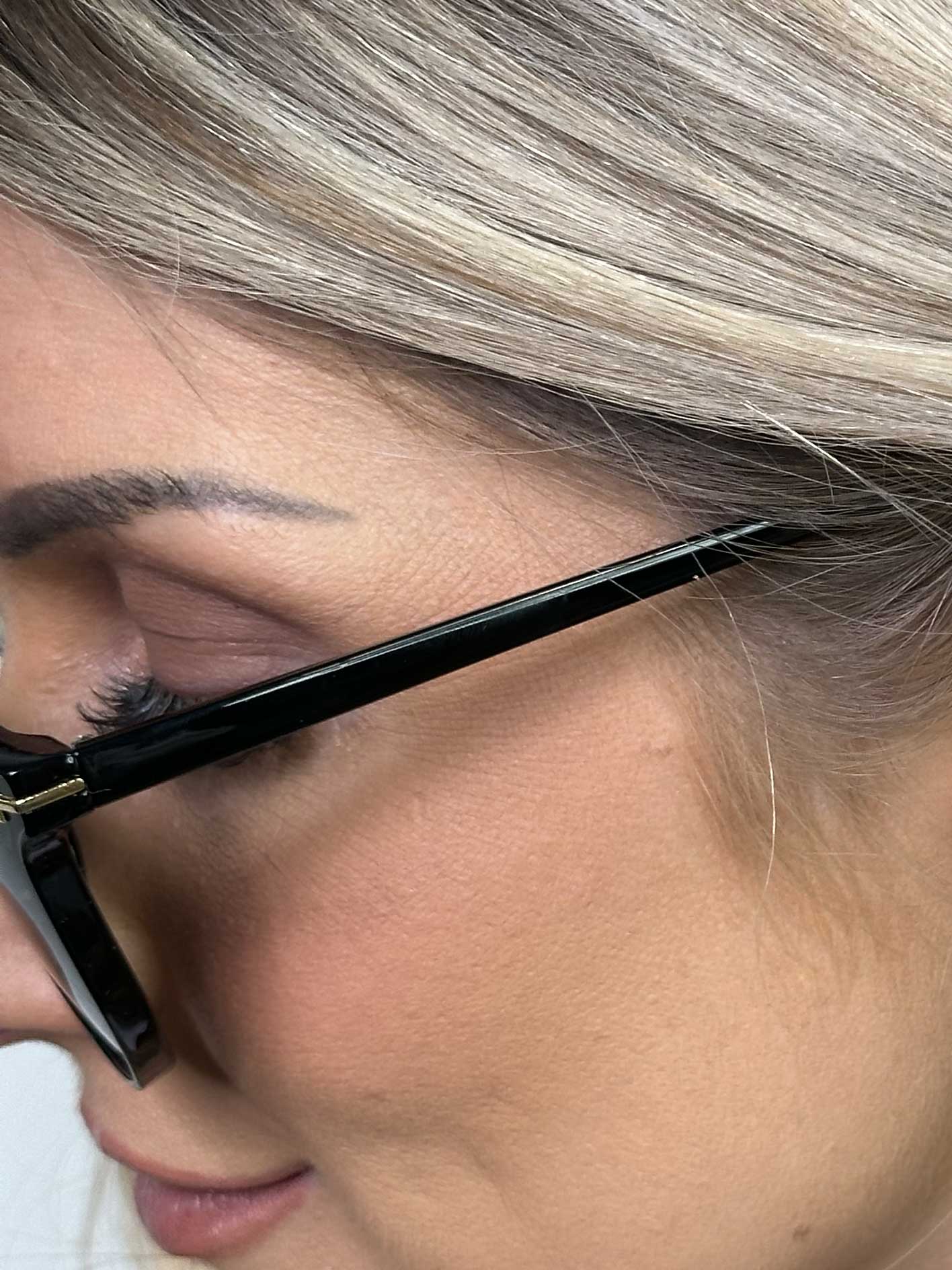 Madison - Solglasögon med smal båge och gulddetaljer